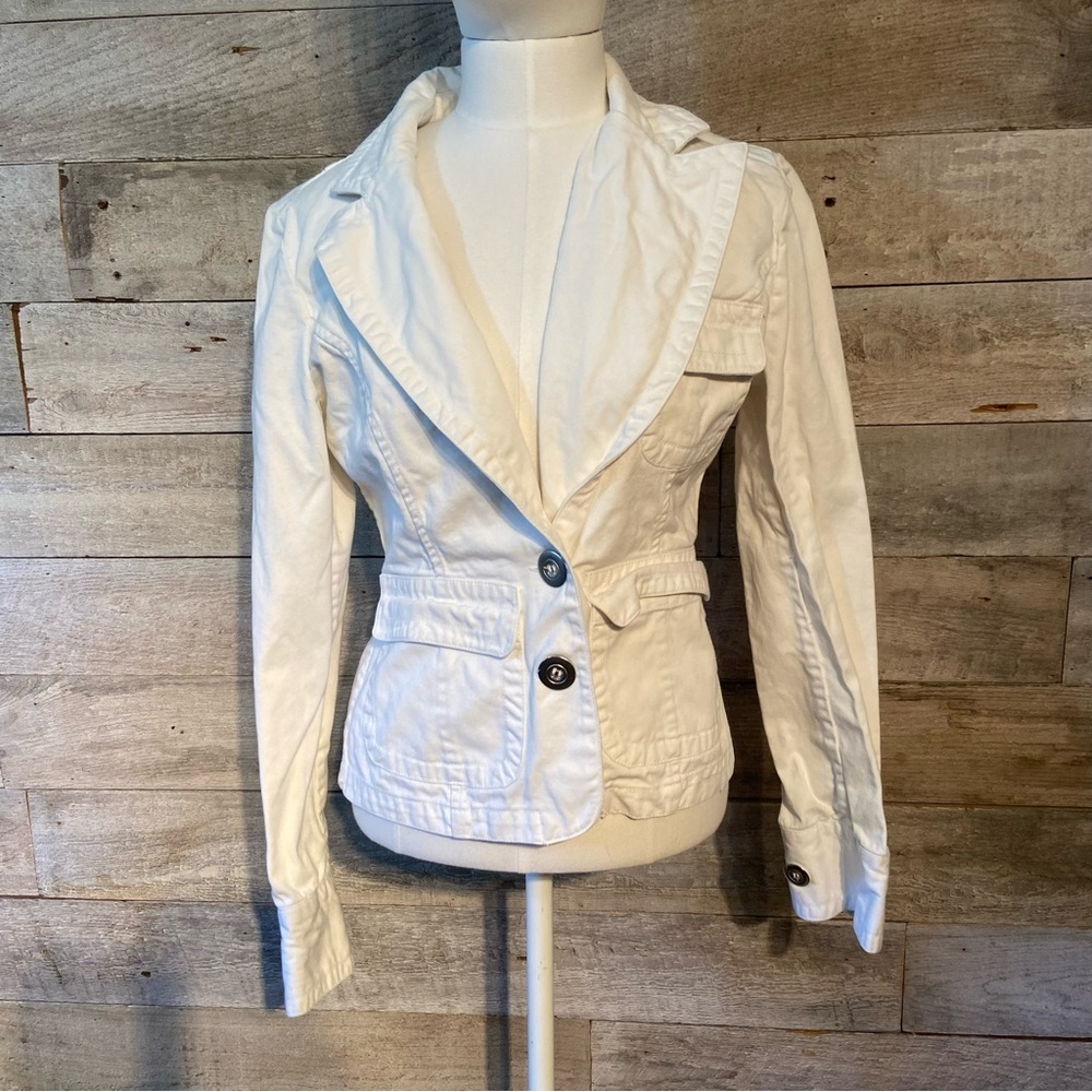 🛍️3/$30 Guess jeans women’s white denim button‎ up jacket in  size medium